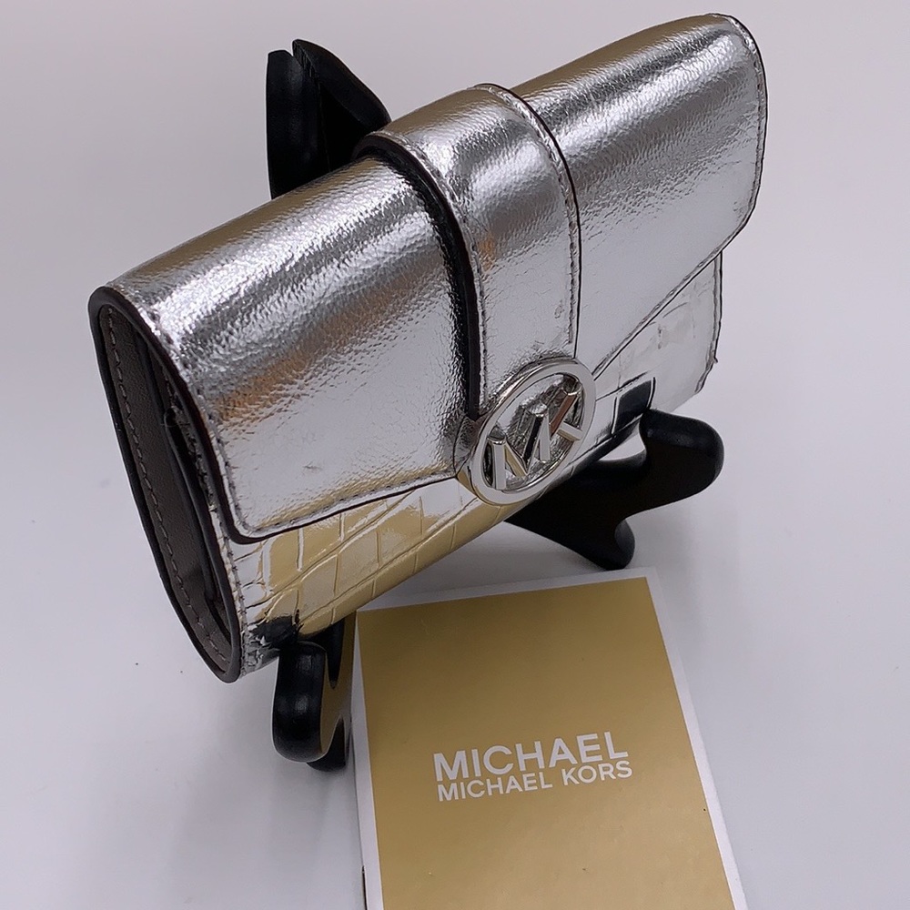 MICHAEL KORS
Carmen Medium Flap bifold Wallet silver color - Picture 2 of 12
